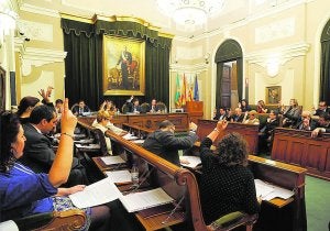 Momento de la votación a favor del fin de la 'ley seca' en las tascas, ayer en Castellón. ::
PACO POYATO