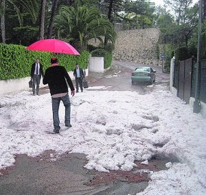 La lluvia y el granizo empañan el inicio de las vacaciones