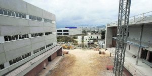 La oposición impulsa un frente para exigir la gestión pública del hospital y el fin de la obra