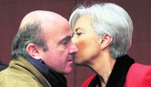 El ministro de Economía, Luis de Guindos, saluda a la directora gerente del FMI, Christine Lagarde, en un encuentro en Bruselas. / REUTERS