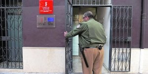 Un vigilante de seguridad, ayer, en las instalaciones del Centro Mujer 24 Horas de Alicante. ::
RAFA MOLINA