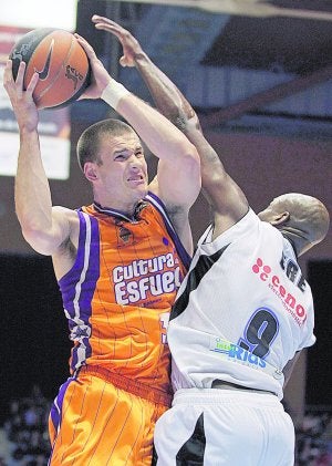 Valencia se inmola y salva al Obradoiro