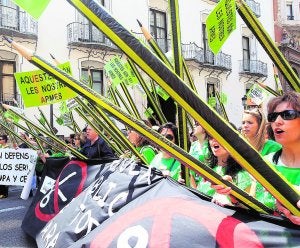 Un grupo de profesores equipados con lápices gigantes durante la manifestación. / Juanjo Monzó