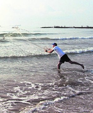 Jóvenes valencianos revitalizan el arte tradicional de la pesca con 'rall'
