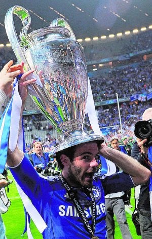 Juan Mata, con el trofeo de campeón de la Champions League. ::
AFP/PATRIK STOLLARZ
