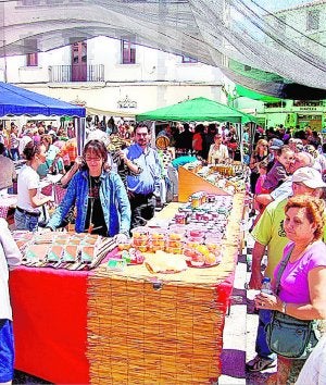 La plaza de Caudiel durante la celebración de su feria. ::
LP
