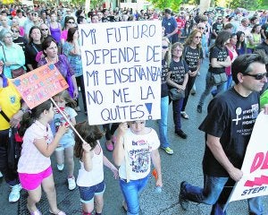 Masiva manifestación frente a una huelga educativa descafeinada