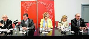 La presidenta de la Crue, Adelaida de la Calle (en el centro), acompañada por varios rectores, entre ellos, el de la Politècnica (UPV), Juan Juliá (i). / Efe / Kiko Huesca