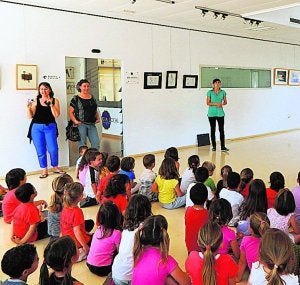 La artista da una charla a los niños de Bellreguard. ::
LP