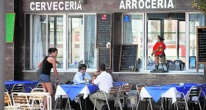 Clientes tomando un refresco en un establecimiento de la playa de Gandia. ::
JUANTXO RIBES