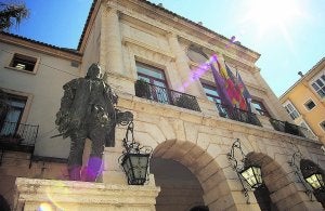 Los cargos de confianza de los grupos municipales y el gobierno cobrarán menos. ::                             J,RIBES