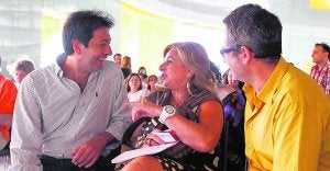 El torero Vicente Barrera y Consuelo Ordóñez, ayer en un acto de UPyD en Valencia. / Jesús Signes