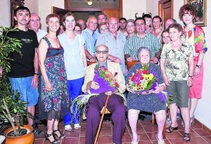 Simat homenajea con flores a sus vecinos más longevos