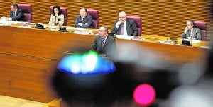 Cuatro de los cinco miembros de la Mesa de Les Corts, en una sesión de control al presidente. / Txema Rodríguez