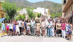 La fallera mayor de 2012 con el alcalde, familiares y amigos. ::
LP