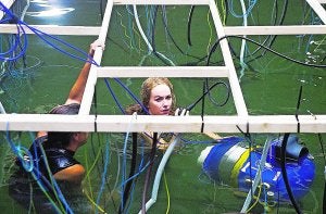 Naomi Watts sumergida en las aguas turbulentas del tsunami ficticio. / Apache