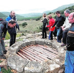 La expedición contempló de primera mano los molinos. ::
LP