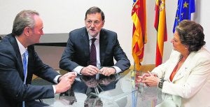 Alberto Fabra, Mariano Rajoy y Rita Barberá en la reunión que mantuvieron ayer. / LP