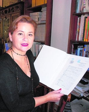 La concejala Pepa Ivorra, con el acta notarial. / LP