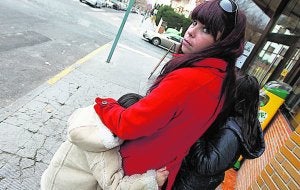 Emilia Soria, con sus dos hijas en la localidad de Requena. ::                             JUANJO MONZÓ