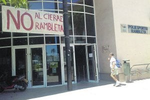 Cartel que se instaló en junio en el polideportivo de la Rambleta para protestar por el cierre de la instalación municipal. ::                             LP