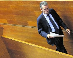 El portavoz socialista Antonio Torres baja de la tribuna de Les Corts. ::                             TXEMA RODRÍGUEZ