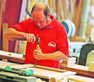 Un operario trabajando en un taller. ::
JUANTXO RIBES