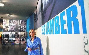 Mila Boutan, hija de André Lambert y nieta de André-Louis Lambert, en la exposición del MuVIM dedicada a la saga artística. ::                             IRENE MARSILLA