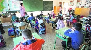 Una profesora da clases de matemáticas en un colegio de Valencia. ::                             JUAN J. MONZÓ