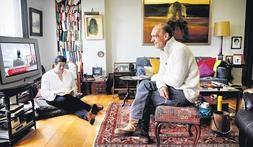 Óscar Garay y Teresa Gorgolas, en el salón de su casa de Bilbao. / Fernando Gómez