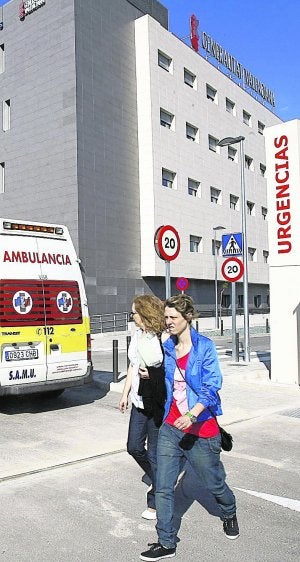 Dos mujeres cruzan por una de las entradas al Hospital de Manises. ::                             J. P.