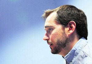 El autor Òscar Rueda, durante la entrevista. ::                             TXEMA RODRÍGUEZ