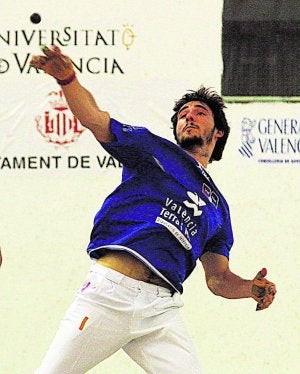 Nacho golpea de volea durante la partida de ayer. ::
FREDIESPORT