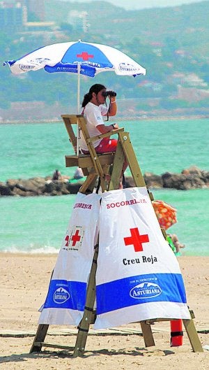 Policías y bañistas salvan a dos hombres de morir ahogados en Sagunto