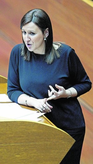 María José Catalá, en la tribuna de Les Corts. ::                             EFE