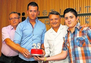 Rafael David junto al doctor, su padre y su hermano. ::                             C. RODRÍGUEZ