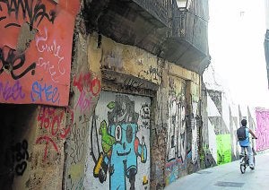 Fachada del edificio pendiente de derribo en la calle Salinas. ::
TXEMA RODRÍGUEZ