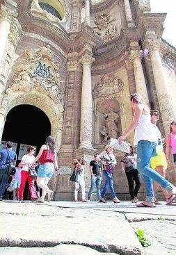 Acceso a la Catedral, ayer, con las baldosas que serán restauradas. ::                             IRENE MARSILLA