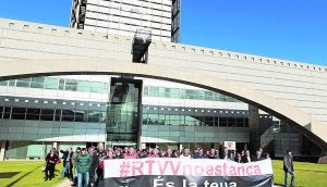Un grupo de trabajadores abandona el edificio principal de RTVV en Burjassot. ::                             TXEMA RODRIGUEZ