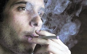 El Gobierno respalda la equiparación del cigarrillo electrónico con el tabaco