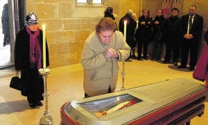 Dos mujeres dan su último adios al cardenal en la capilla ardiente instalada en el Palacio Episcopal de Tortosa. ::                             EFE/JAUME SELLART