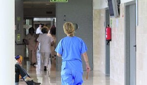 Personal sanitario en uno de los pasillos del Hospital La Fe. ::                             JUANJO MONZÓ
