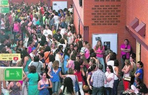 Opositores a Enfermería llenan los pasillos de Tarongers durante las polémicas pruebas del pasado 30 de junio. ::                             DAMIÁN TORRES