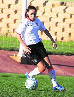 Sara Micó, con la camiseta del Valencia Club de Fútbol. ::
LP