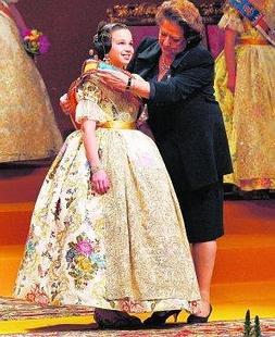 La alcaldesa impone la banda de fallera mayor infantil a Claudia Villodre. ::                             JESÚS SIGNES