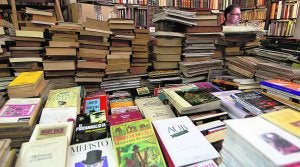 Para rebuscar. Pilas de libros curiosos o de segunda mano en la librería Russafa. ::                             JUANJO MONZÓ