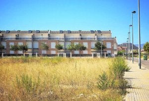 Un solar en una urbanización ubicada entre el casco urbano de Gandia y la playa. ::                             LP