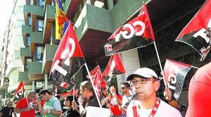 Miembros del sindicato CGT protestan en Valencia. ::                             J. P.