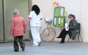 Una vendedora de la Once, en la tarde de ayer, en el centro de Alzira. ::
ANA VICENTE