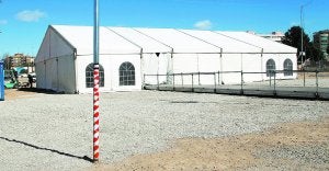 Carpa de Ramón de Rocafull, instalada en un solar junto a la avenida de Los Naranjos. ::
IRENE MARSILLA